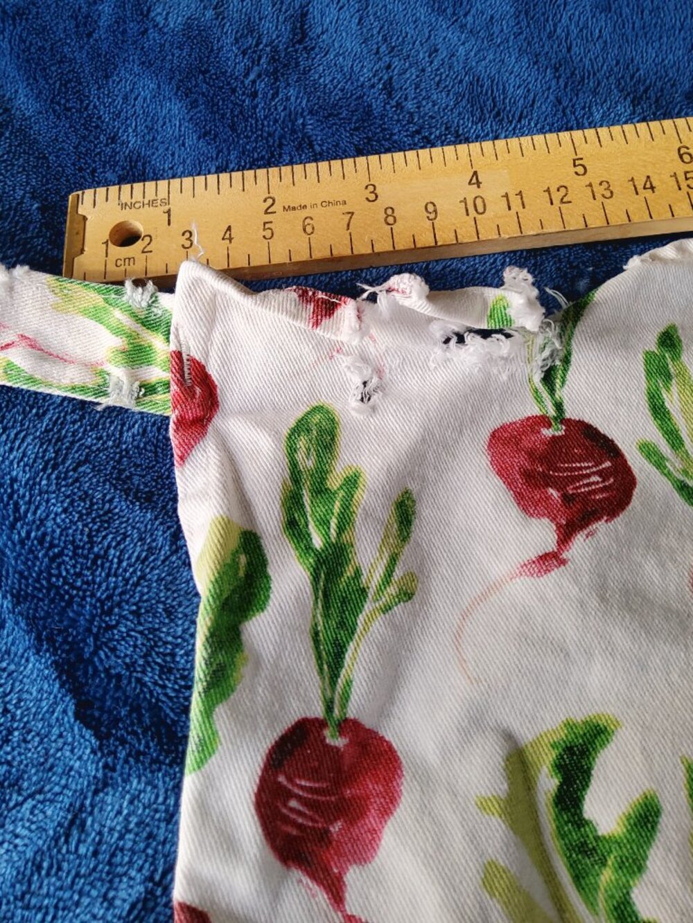 Vintage-Style Cotton Kitchen Apron with Pocket – Vibrant Red Radish and Beets - Picture 3 of 10